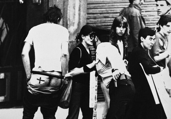 یک پولیس اسپانیایی در 20 جون 1982، روز 20 جون 1982، روزی که انگلیس در جام جهانی فوتبال بازی کرد، یک پولیس اسپانیایی ته لباس یک طرفدار فوتبال انگلیس را با برچسب &quot;بالا انگلیس&quot; می یابد و با سوته خود به آن حمله می کند. بازی مقابل چکسلواکی - اسپوتنیک افغانستان  