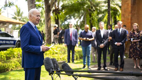 Президент США Джо Байден разговаривает с журналистами после встречи лидеров G7 И НАТО на Бали - اسپوتنیک افغانستان  