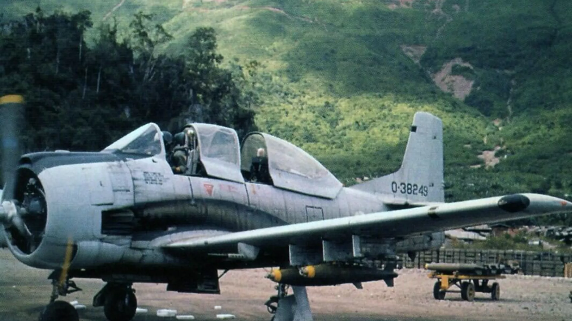 Бронированный T-28D-5 Nomad с бомбами на аэродроме в Лонг-Тиенге, сентябрь 1972