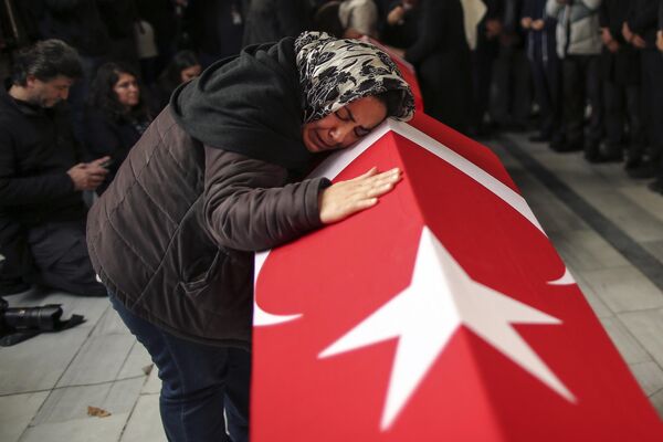وداع دوستان و بستگان آرزو اوزوی و دختر 15 ساله اش در مراسم خاکسپاریشان که در جریان عملیات تروریستی در استانبول ترکیه جان خود را از دست دادند14 نوامبر 2022 - اسپوتنیک افغانستان  
