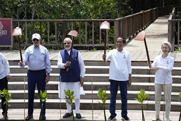 از سمت چپ؛  رئیس جمهور ایالات متحده جو بایدن، نارندرا مودی نخست وزیر هند، جوکو ویدودو رئیس جمهور اندونزی، و اورسولا فون در لاین رئیس اتحادیه اروپا، در جریان یک مراسم درختکاری در جنگل حرا در حاشیه نشست سران گروه 2016 نوامبر 2022 - اسپوتنیک افغانستان  