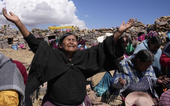 زنان بومی آیمارا درحال دعا کردن در روز روزه داری در ندای باران در کوه مقدس اینکا پوکارا در چیکیپاتا بولیوی16 نوامبر 2022 - اسپوتنیک افغانستان  