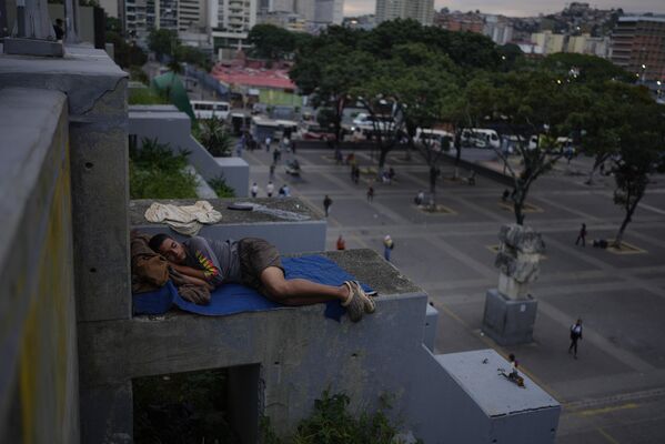 خواب کردن یک مرد  در کنار خیابان کاراکاس ونزوئلا 15 نوامبر 2022طبق اعلام سازمان ملل، جمعیت جهان در روز سه شنبه به حدود 8 میلیارد نفر رسید. - اسپوتنیک افغانستان  