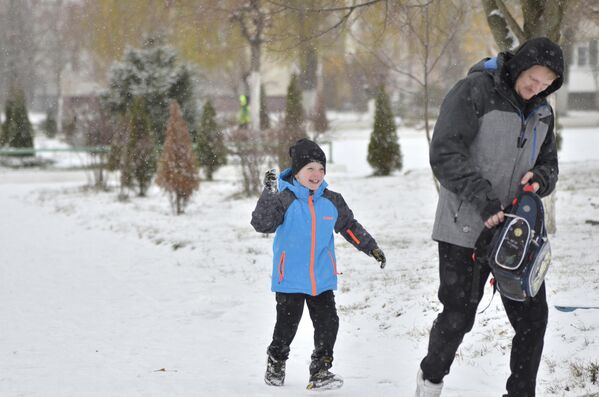 کودک در حال برف جنگی با پدرش، بلاروس - اسپوتنیک افغانستان  