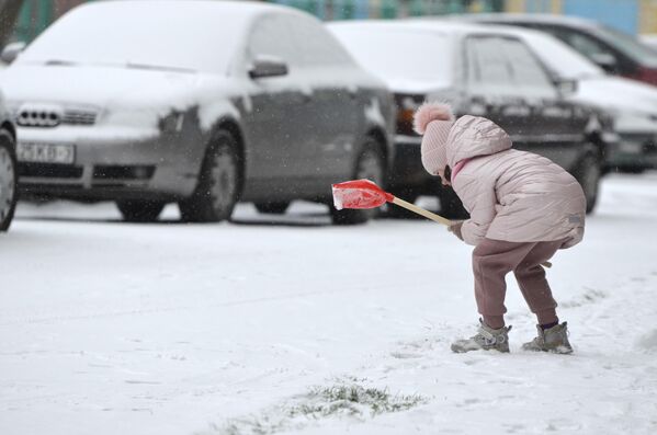 کودکی در حالی برف پاکی.  - اسپوتنیک افغانستان  