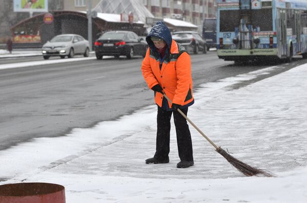 کارمند محیط زیست در حالی پاک کردن پیاده رو ها. - اسپوتنیک افغانستان  