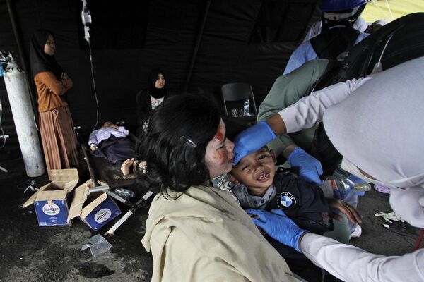 بازماندگان زلزله در یک بیمارستان موقت در Cianjur، جاوه غربی، اندونزیا، دوشنبه، 21 نوامبر 2022 تحت درمان داکتر ها قرار گرفتند. (عکس AP) - اسپوتنیک افغانستان  