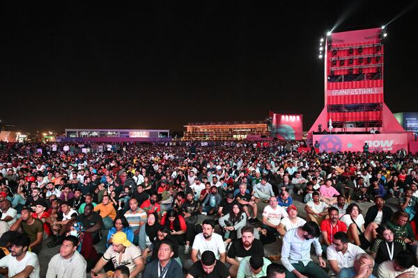 هواداران در حال تماشای مسابقه میان امریکا و ويلز - اسپوتنیک افغانستان  