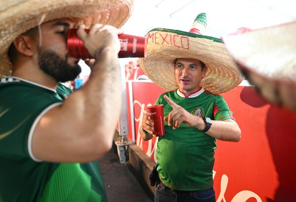 هوادار تیم ملی فوتبال مکزیک در حسن برگزاری مسابقه میان دو تیم امریکا و ویلز - اسپوتنیک افغانستان  
