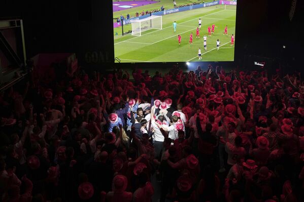 هواداران فوتبال انگلیس در حال تماشای مسابق تیم ملی کشورشان در مقابل ایران در لندن21 نوامبر 2022 - اسپوتنیک افغانستان  