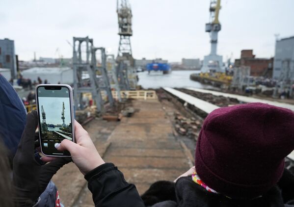 مردم از پرتاب بدنه یخ شکن هسته ای یاکوتیا پروژه 22220 در کارخانه کشتی سازی بالتیک در سنت پترزبورگ عکس می گیرند. - اسپوتنیک افغانستان  