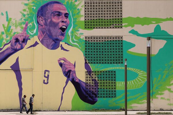 نقاشی رونالدو فوتبالیست برزیلی را برای جام جهانی فوتبال  2022 در دوحه - اسپوتنیک افغانستان  