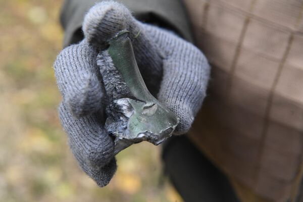 قطعه ای از یک گلوله در حال انفجار پس از گلوله باران اخیر توسط نیروهای مسلح اوکراین در قلمرو نیروگاه هسته ای زاپروژیا - اسپوتنیک افغانستان  
