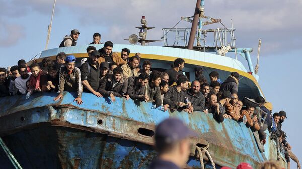 Мигранты в пришвартованной рыбацкой лодке в порту Палеохора на юго-востоке Крита, Греция - اسپوتنیک افغانستان  