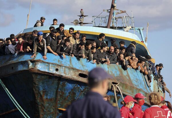مهاجران در یک قایق ماهیگیری که در یکی از بندر های یونان. 22 نوامبر 2022 - اسپوتنیک افغانستان  