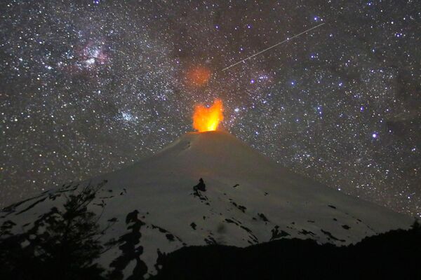آتشفشان ویلارریکا نشانه هایی از فعالیت را نشان می دهد، در 800 کیلومتر جنوب سانتیاگو. 21 نوامبر 2022. - اسپوتنیک افغانستان  