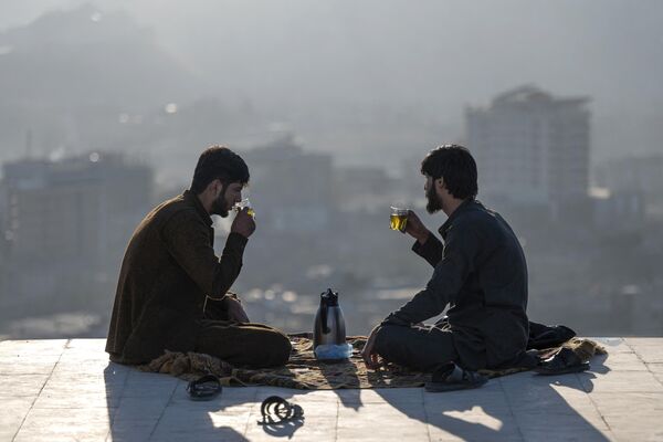 در جوان افغان در حالی نوشیدن چای در  تپه نادرخان، کابل.23 نوامبر 2022. (عکس از وکیل کوهسار / خبرگزاری فرانسه)  - اسپوتنیک افغانستان  