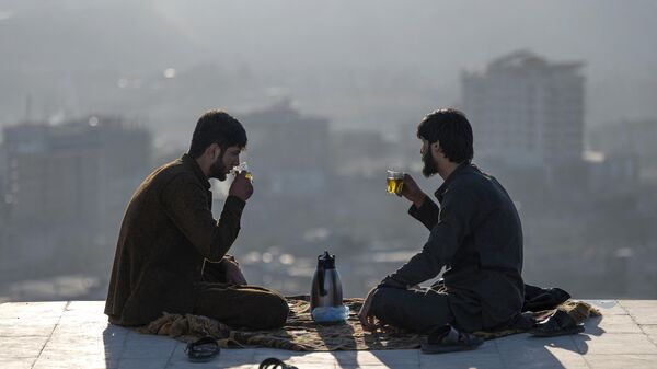 Афганские мужчины пьют чай на вершине холма Надир Хан с видом на Кабул - اسپوتنیک افغانستان  