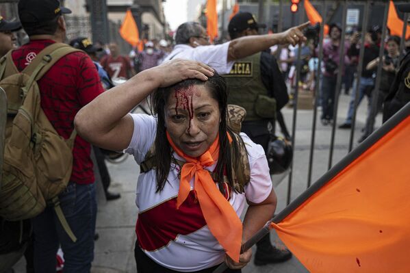 مخالفان دولت مستقر در پرو با تجمع در خیابان ها، خواستار کناره گیری رئیس جمهور این کشور شدند. 20 نوامبر 2022 - اسپوتنیک افغانستان  