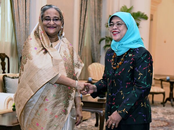 نخست وزیر بنگلادش، شیخ حسینه (در چپ) در حالی استقبال کردن رئیس جمهور سنگاپور، حلیم یعقوب (در راست)  - اسپوتنیک افغانستان  