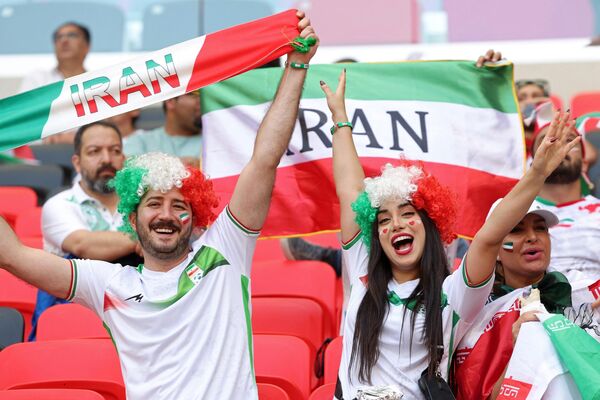 هواداران ایران هنگام حضور در بازی فوتبال گروه B جام جهانی 2022 قطر بین ولز و ایران در ورزشگاه احمد بن علی در الریان، تیم خود را تشویق می کنند. غرب دوحه در 25 نوامبر 2022، - اسپوتنیک افغانستان  