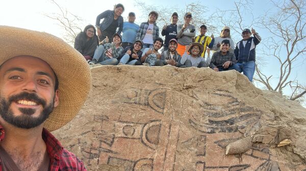 Швейцарский археолог Сэм Гавами из Фрибурского университета с группой перуанских студентов обнаружил 30-метровую стену с фреской Уака-Пинтада с изображением мифических рисунков недалеко от города Чиклайо, Перу - اسپوتنیک افغانستان  