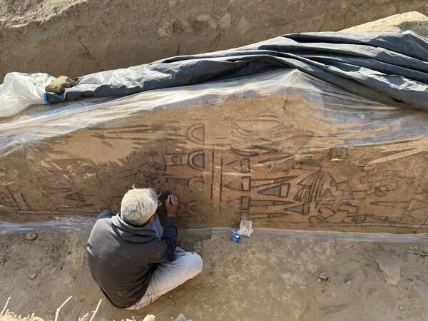 باستان شناسان در حال پاک کردن گرد و غبار از روی نقاشی ها هستند. - اسپوتنیک افغانستان  