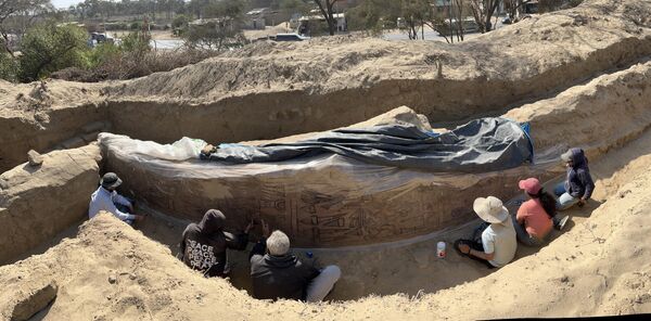 باستان شناسان برای حفاظت از نقاشی های دیواری آن را با پلاستیک می پوشانند. - اسپوتنیک افغانستان  