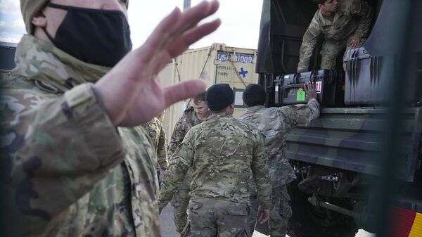 Американские войска загружают оборудование в грузовики в Жешуве, Польша - اسپوتنیک افغانستان  