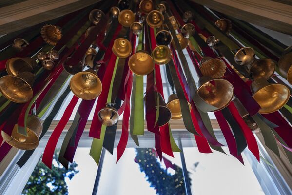 تزئینات کریسمس در پنجره اتاق سبز در جریان نمایش رسانه ای برای تعطیلات 2022 در کاخ سفید در واشنگتن دی سی، 28 نوامبر 2022 - اسپوتنیک افغانستان  