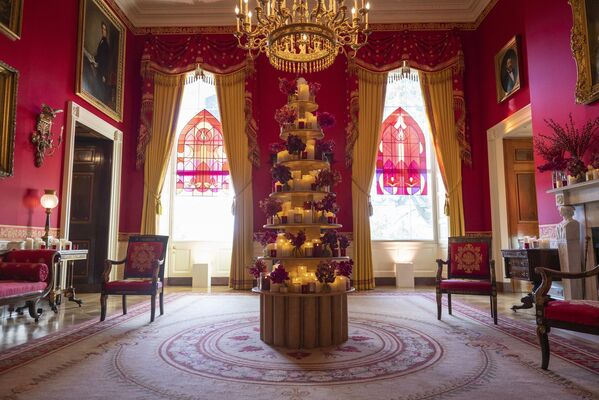 درخت کریسمس کاخ سفید در اطاق سرخ در جریان یک نمایش رسانه ای برای تعطیلات سال 2022 در کاخ سفید. واشنگتن دی سی28 نوامبر 2022 - اسپوتنیک افغانستان  