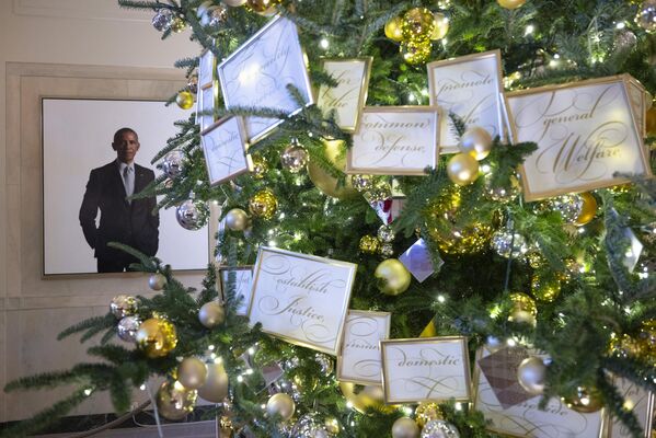 عکس از باراک اوباما، رئیس جمهور سابق ایالات متحده در کنار تزئینات کریسمس در کاخ سفید در واشنگتن دی سی، 28 نوامبر 2022 - اسپوتنیک افغانستان  