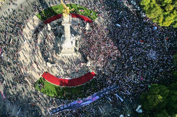 تصویر هوایی از راهپیمایی که توسط رئیس جمهور مکزیک آندرس مانوئل لوپز اوبرادور در خیابان رفرما در جشن چهارمین سال ریاست جمهوریش در شهر مکزیک برگزار شد، 27 نوامبر 2022. - اسپوتنیک افغانستان  
