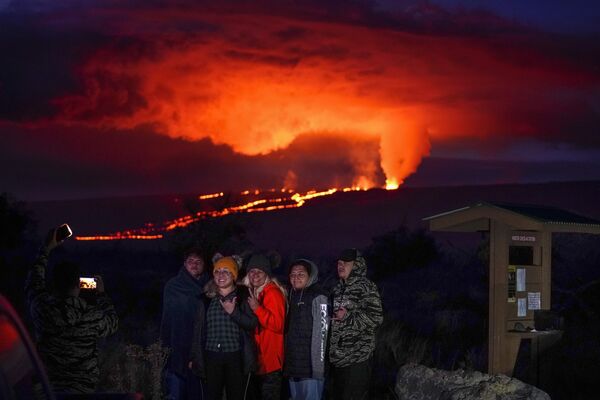 مردم برای عکس گیری در مقابل فوران کوه آتشفشانی، هاوایی. - اسپوتنیک افغانستان  
