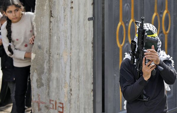 حضور مردان مسلح فلسطینی در مراسم تشییع جنازه رائد الناسان 21 ساله که 29 نوامبر در جریان درگیری با نیروهای اسرائیلی در روستای المغایر کشته شد. - اسپوتنیک افغانستان  