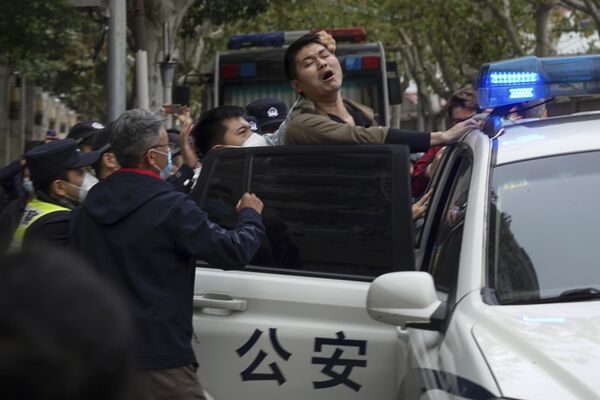 دستگیری  یک معترض توسط پلیس در تظاهرات خیابانی شانگهای چین. 27 نوامبر 2022. - اسپوتنیک افغانستان  