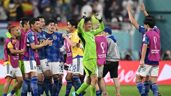 Игроки сборной Японии радуются победе в матче группового этапа чемпионата мира по футболу между сборными Японии и Испании - اسپوتنیک افغانستان  