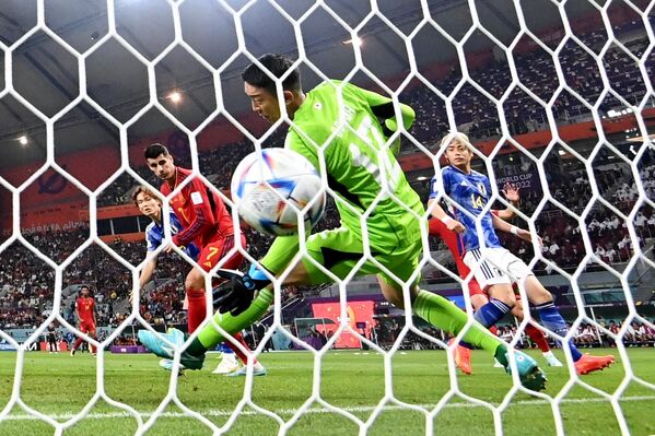 شویچی گوندا، دروازه بان جاپان، در بازی مرحله گروهی جام جهانی  توپ را وارد دروازه خودی کرد. - اسپوتنیک افغانستان  