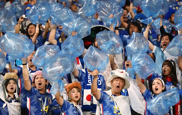 هواداران تیم ملی جاپان پیش از آغاز بازی مرحله گروهی جام جهانی بین جاپان و اسپانیا. - اسپوتنیک افغانستان  