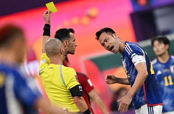 ویکتور گومز، داور اصلی، در بازی مرحله گروهی جام جهانی بین جاپان و اسپانیا به مایا یوشیدا (سمت راست) جاپانی کارت زرد داد. - اسپوتنیک افغانستان  