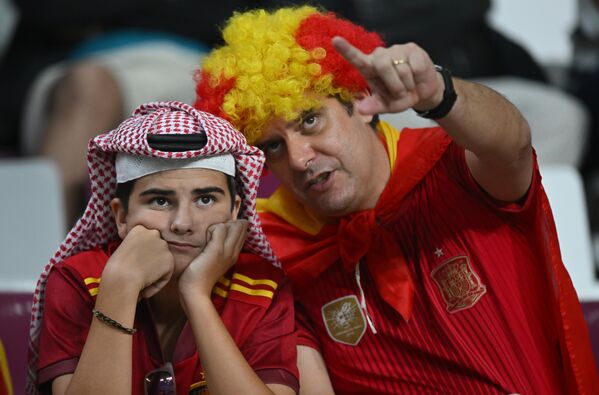 هواداران تیم ملی اسپانیا پیش از آغاز بازی مرحله گروهی جام جهانی بین جاپان و اسپانیا. - اسپوتنیک افغانستان  