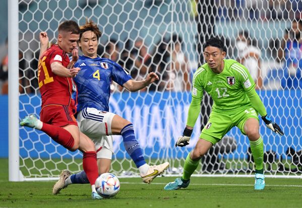 شویچی گوندا دروازه بان جاپان (سمت راست) در بازی مرحله گروهی جام جهانی بین جاپان و اسپانیا. - اسپوتنیک افغانستان  