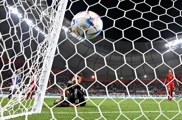 اونای سیمون، دروازه بان اسپانیا، در دیدار مرحله گروهی جام جهانی بین جاپان و اسپانیا، توپ را وارد دروازه خودی کرد. - اسپوتنیک افغانستان  