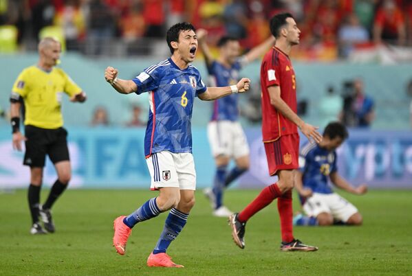 خوشی واتارو اندو بازیکن جاپانی (وسط) پیروزی در بازی مرحله گروهی جام جهانی بین جاپان و اسپانیا. - اسپوتنیک افغانستان  