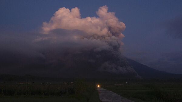 Извержение вулкана Семеру на о. Ява в Индонезии - اسپوتنیک افغانستان  