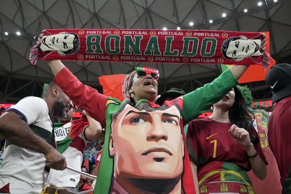 یک تن از هواداران قبل از مسابقه فوتبال گروه H جام جهانی بین پرتگال و اروگوئه، در ورزشگاه Lusail در Lusail، قطر، دوشنبه، 28 نوامبر 2022، تشویق می کند. - اسپوتنیک افغانستان  