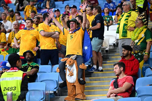 هواداران استرالیایی در 30 نوامبر 2022 در ورزشگاه الجنوب در الوکره در جنوب دوحه منتظر شروع بازی فوتبال گروه D جام جهانی 2022 قطر بین استرالیا و دانمارک هستند - اسپوتنیک افغانستان  