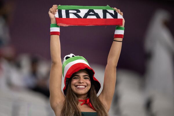 یک هوادار ایرانی قبل از بازی فوتبال گروه B جام جهانی 2022 قطر بین ایران و آمریکا در ورزشگاه الثمامه دوحه در 29 نوامبر 2022 عکس گرفته است. ید در اختیار شما باقی می‌ماند.&quot; - اسپوتنیک افغانستان  