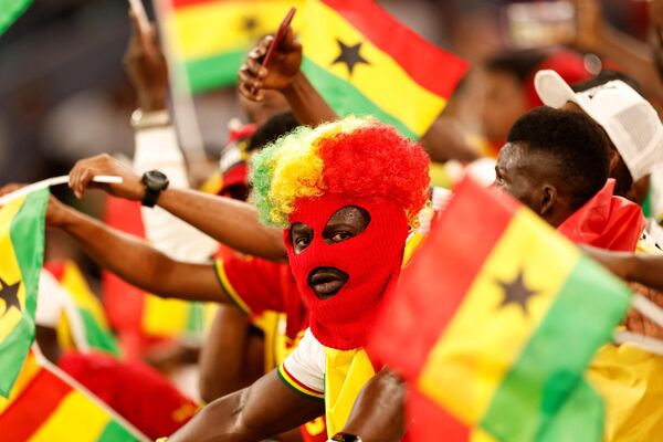 یک هوادار غنا قبل از مسابقه فوتبال گروه H جام جهانی 2022 قطر بین پرتگال و غنا در ورزشگاه 974 دوحه در 24 نوامبر 2022 عکس می گیرد.  - اسپوتنیک افغانستان  