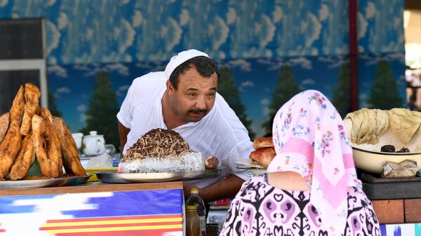 Продавец общается с женщиной на рынке в Ташкенте - اسپوتنیک افغانستان  